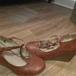 Restricted t-strap wedge size 9